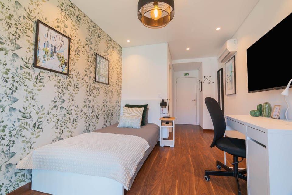 7Min to Uni Sé-Velha - AC - Work Desk - 300MBs WiFi - Suite 6 Bed and Breakfast in Coimbra
