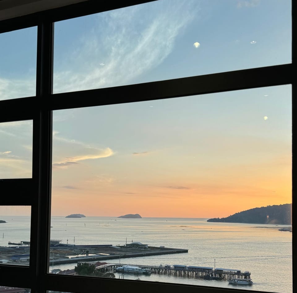 Jesselton Quay l Family Suite l Deluxe l Sunset Seaview l 2R1B l 5 pax Apartment in Kota Kinabalu