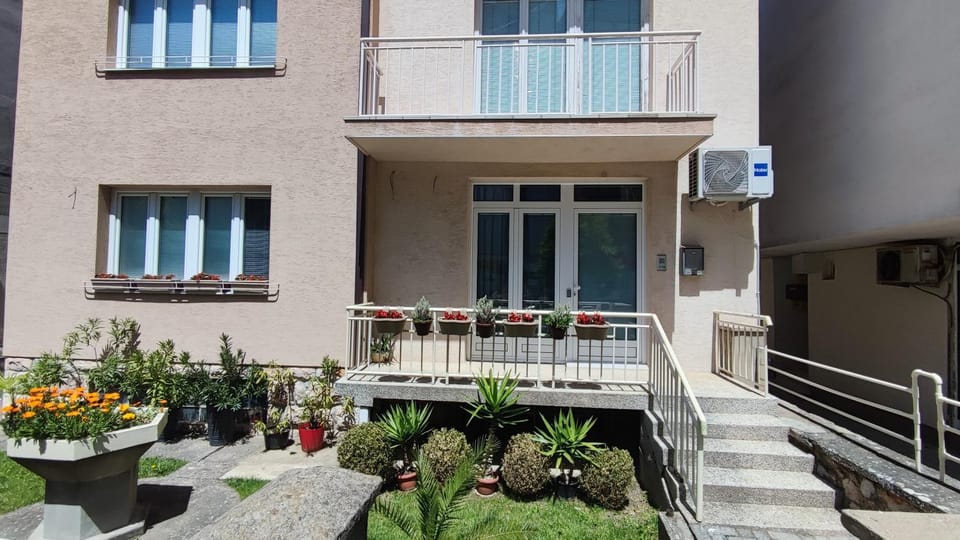 Property building, Facade/entrance, Garden, Balcony/Terrace, Garden view