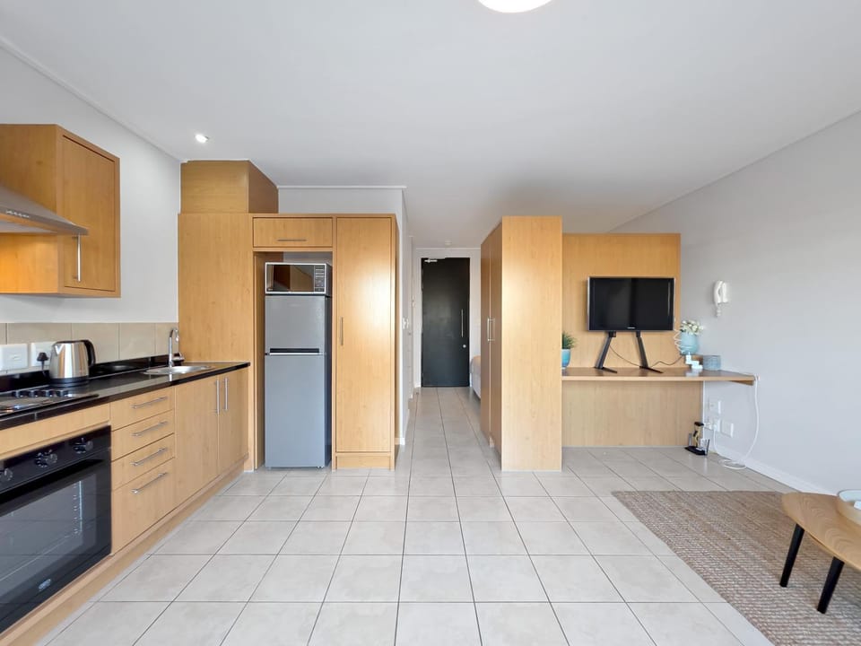 TV and multimedia, Coffee/tea facilities, Kitchen or kitchenette, Living room, oven, storage, storage, storage, stove, stove, toaster, toaster, kitchen, kitchen