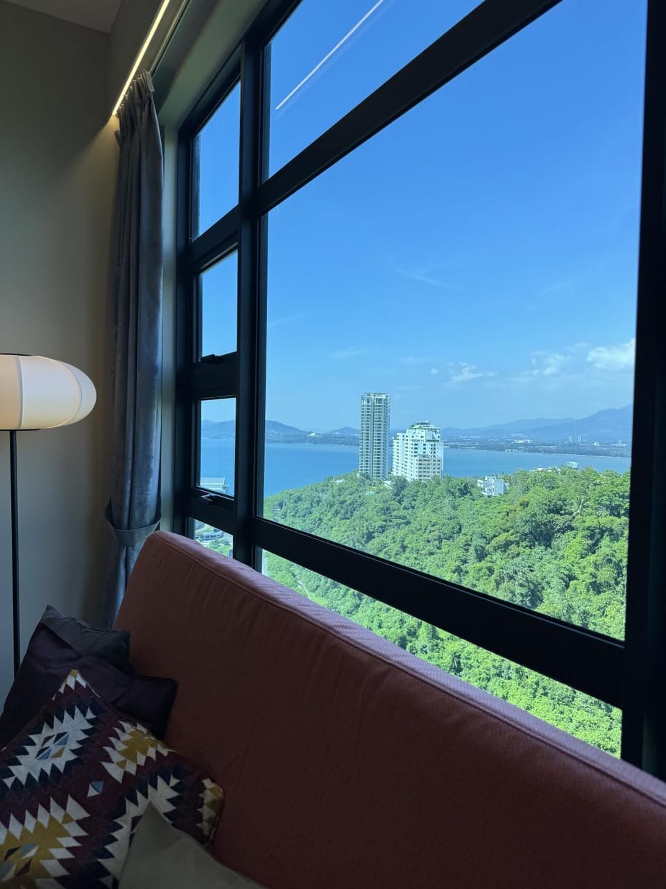 Jesselton Quay l Deluxe l Stylish l Cozy l Sea & Mountain View l 5 pax Apartment in Kota Kinabalu