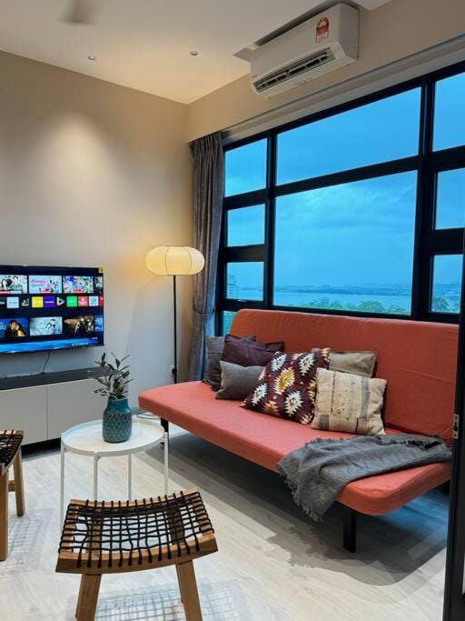 Jesselton Quay l Deluxe l Stylish l Cozy l Sea & Mountain View l 5 pax Apartment in Kota Kinabalu