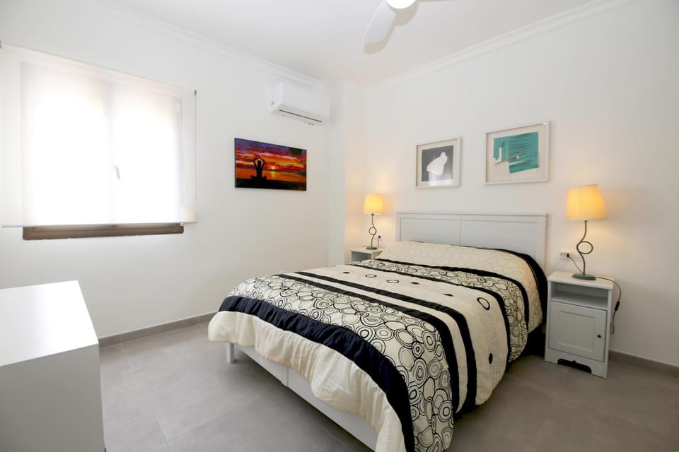 Bed, Photo of the whole room, Bedroom, air conditioner