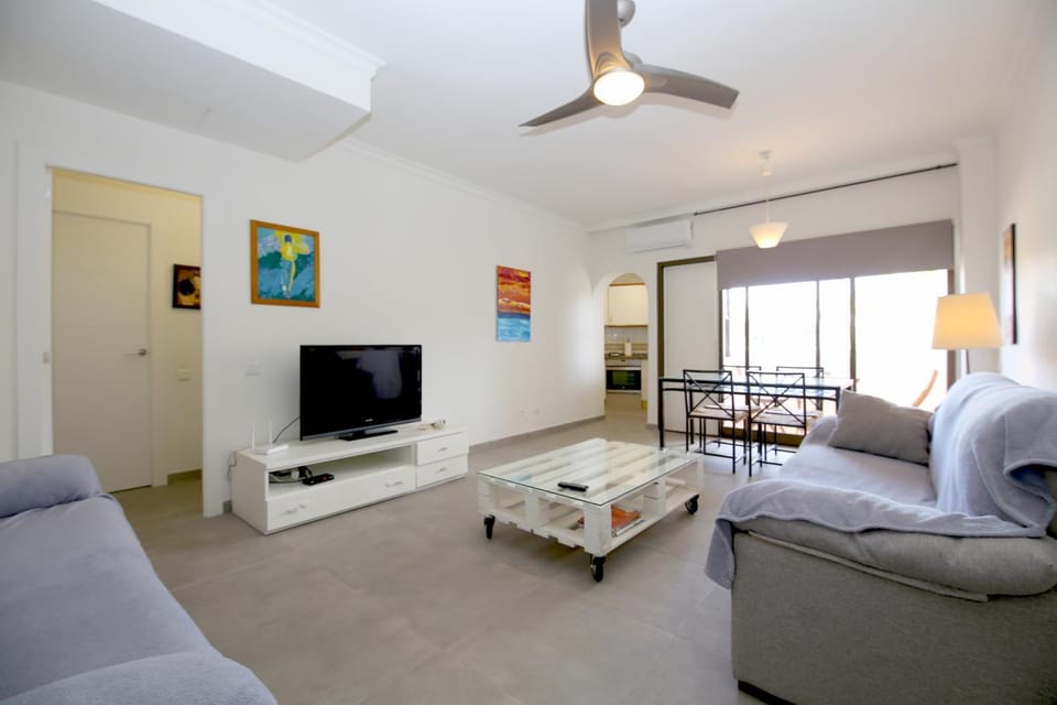 TV and multimedia, Living room, Photo of the whole room, Seating area, fireplace
