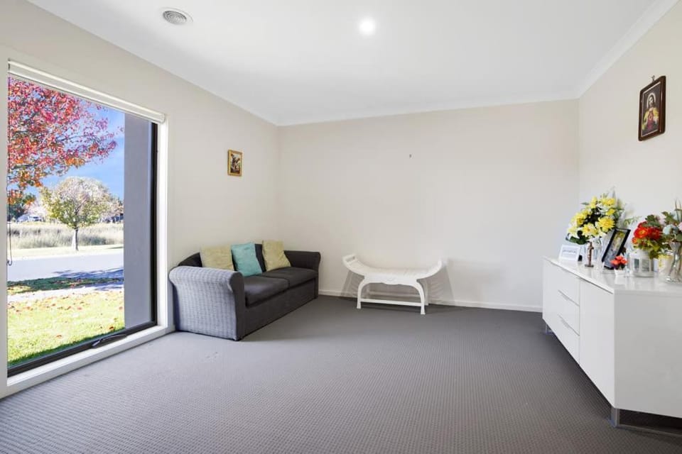 Modern Pakenham Family Home near Lakeside House in Pakenham