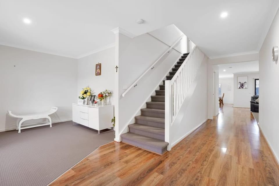 Modern Pakenham Family Home near Lakeside House in Pakenham