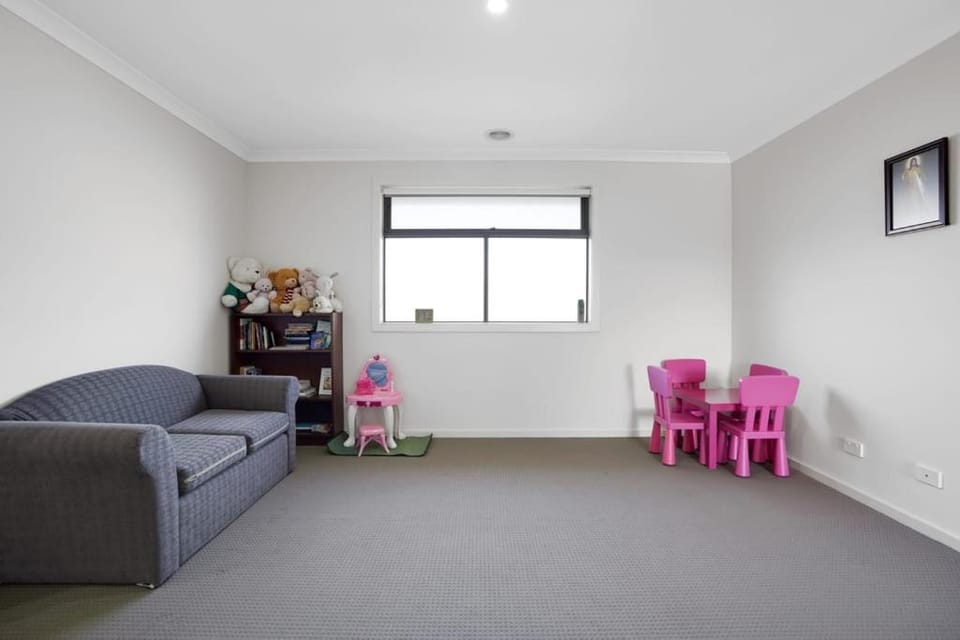 Modern Pakenham Family Home near Lakeside House in Pakenham