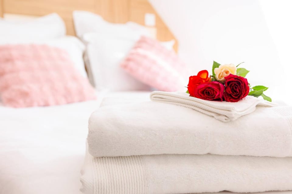 Bed, Photo of the whole room, Bedroom, towels