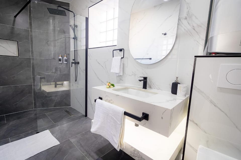 Shower, Toilet, Bathroom, towels