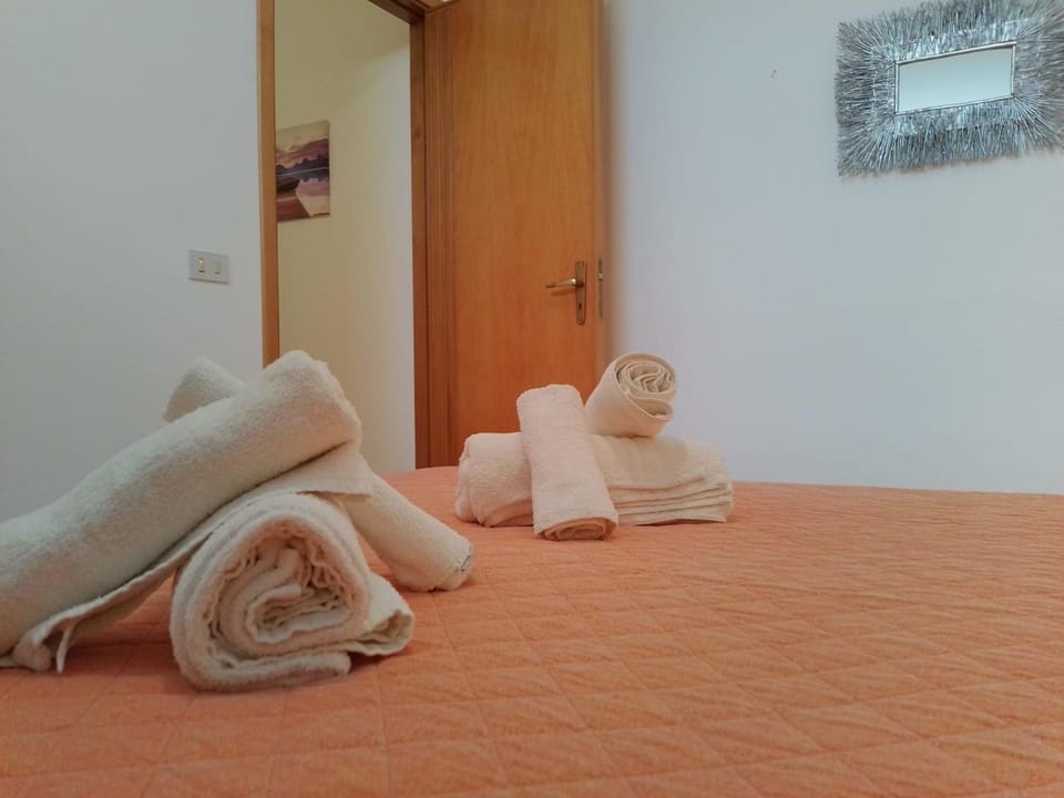 Bed, towels