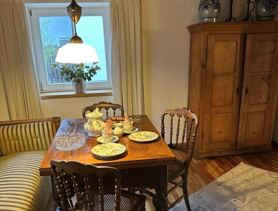 Seating area, Dining area