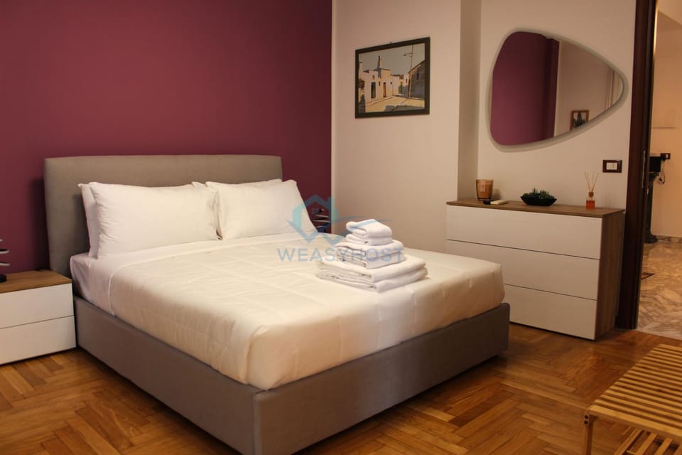 Bed, Bedroom, towels