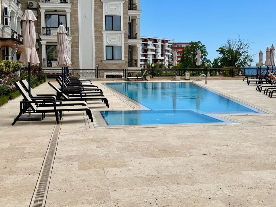 Property building, Swimming pool, sunbed