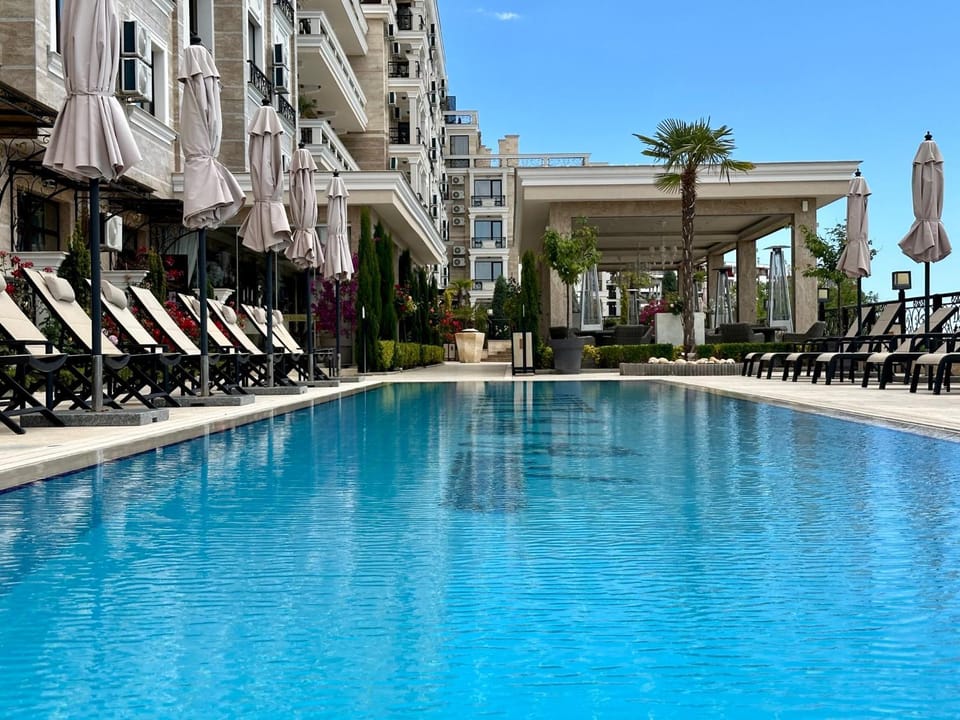 Property building, Swimming pool, sunbed