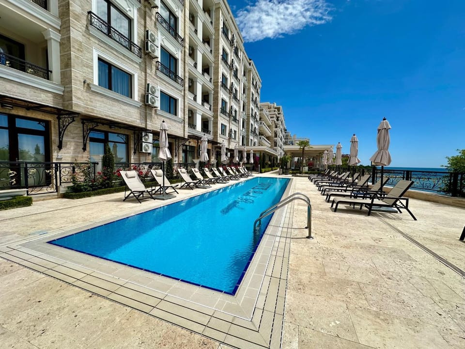 Property building, Swimming pool, sunbed