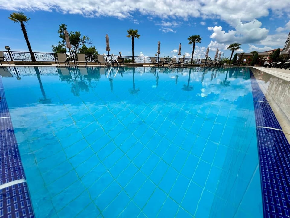 Day, Swimming pool