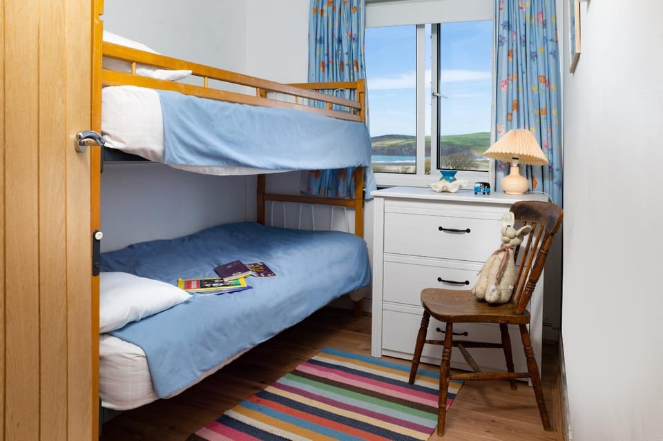 Bedroom, bunk bed