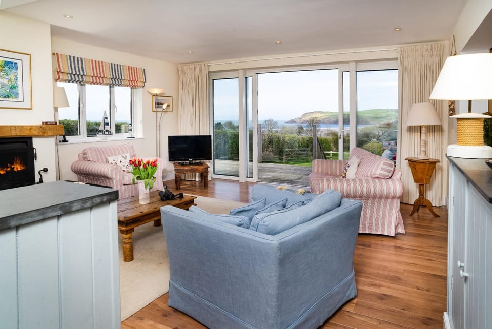TV and multimedia, Living room, Sea view, fireplace