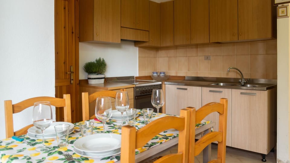 Kitchen or kitchenette, Other, Dining area, pet friendly, stove