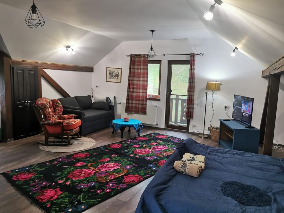 TV and multimedia, Living room, Photo of the whole room, Seating area, Bedroom