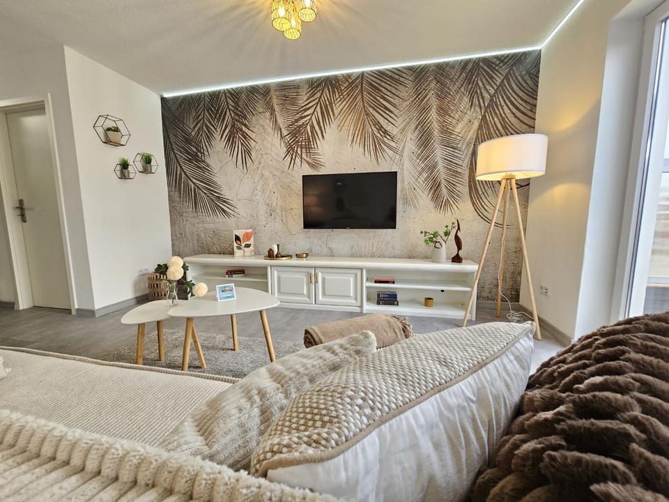 Communal lounge/ TV room, Bed, TV and multimedia, Living room, Seating area, Evening entertainment