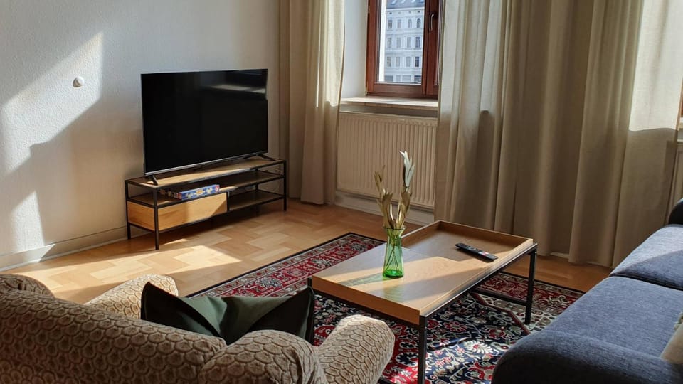 TV and multimedia, Living room, Seating area, Evening entertainment