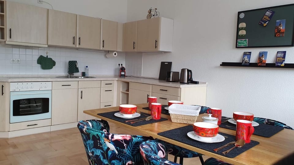 Coffee/tea facilities, Dining area, Food, pet friendly, stove, toaster, kitchen