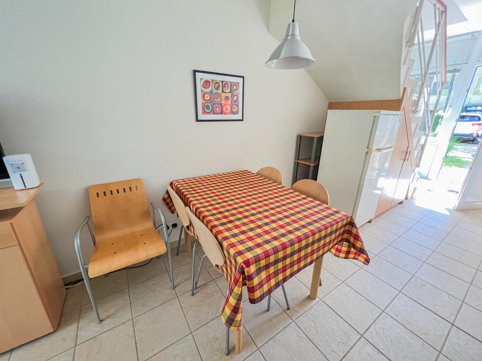 Kitchen or kitchenette, Seating area, Dining area