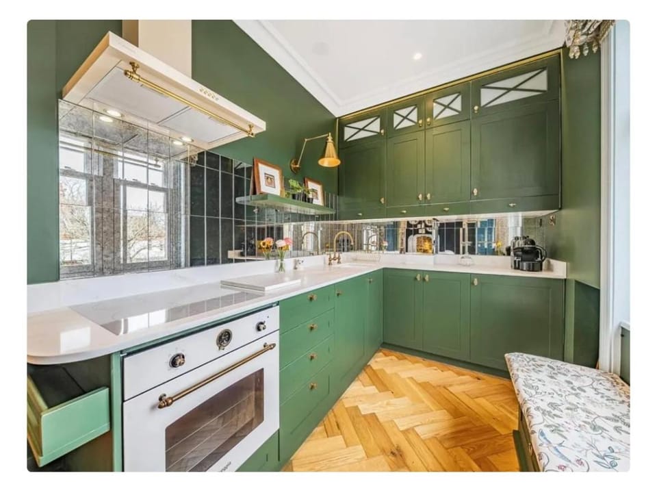 Kitchen or kitchenette, minibar, oven