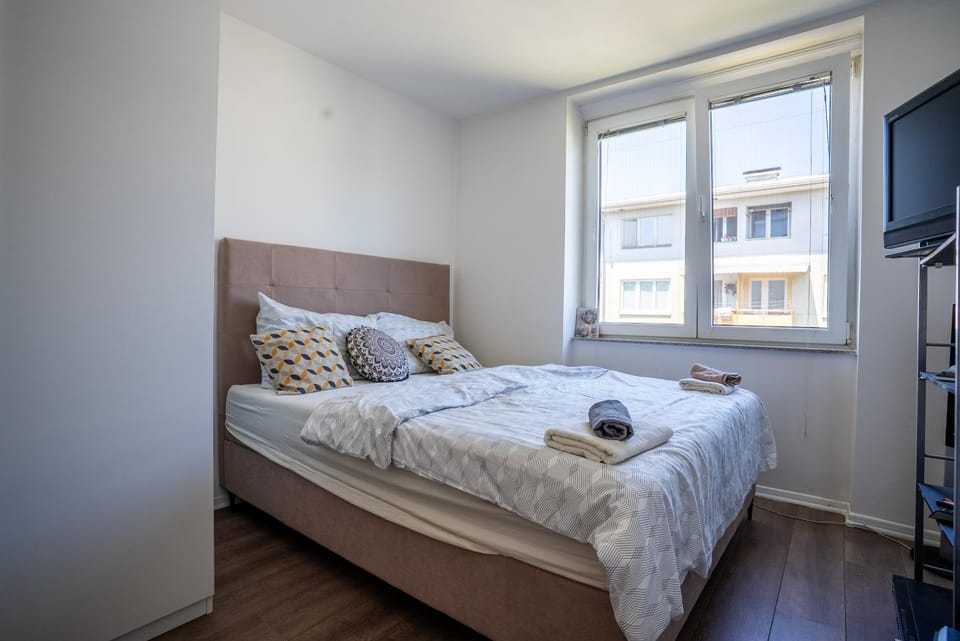 Bed, TV and multimedia, Photo of the whole room, Bedroom, towels