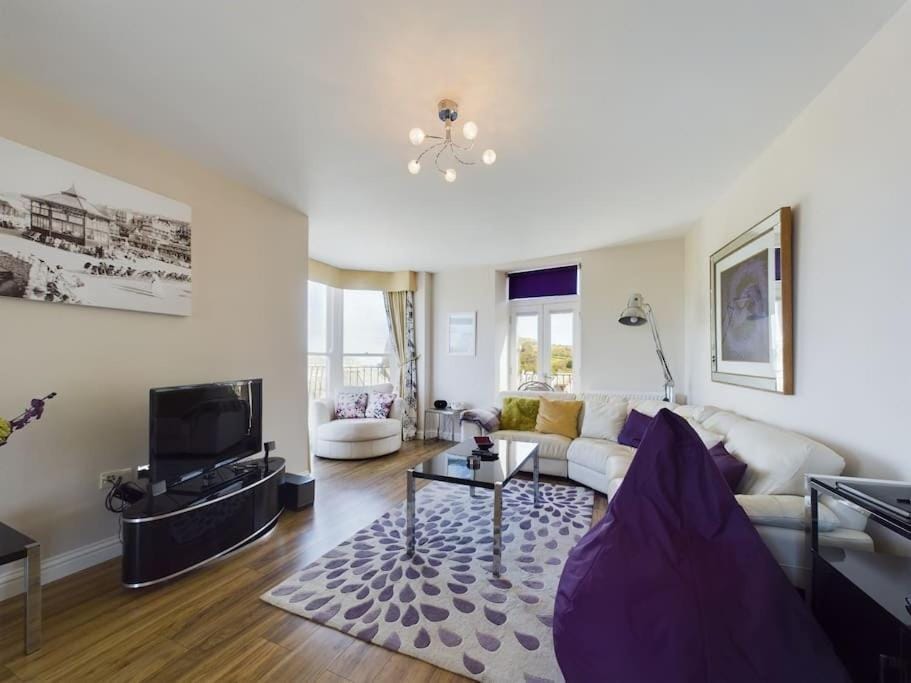 The Cambria - 2 bedroom Apartment Apartment in Ilfracombe