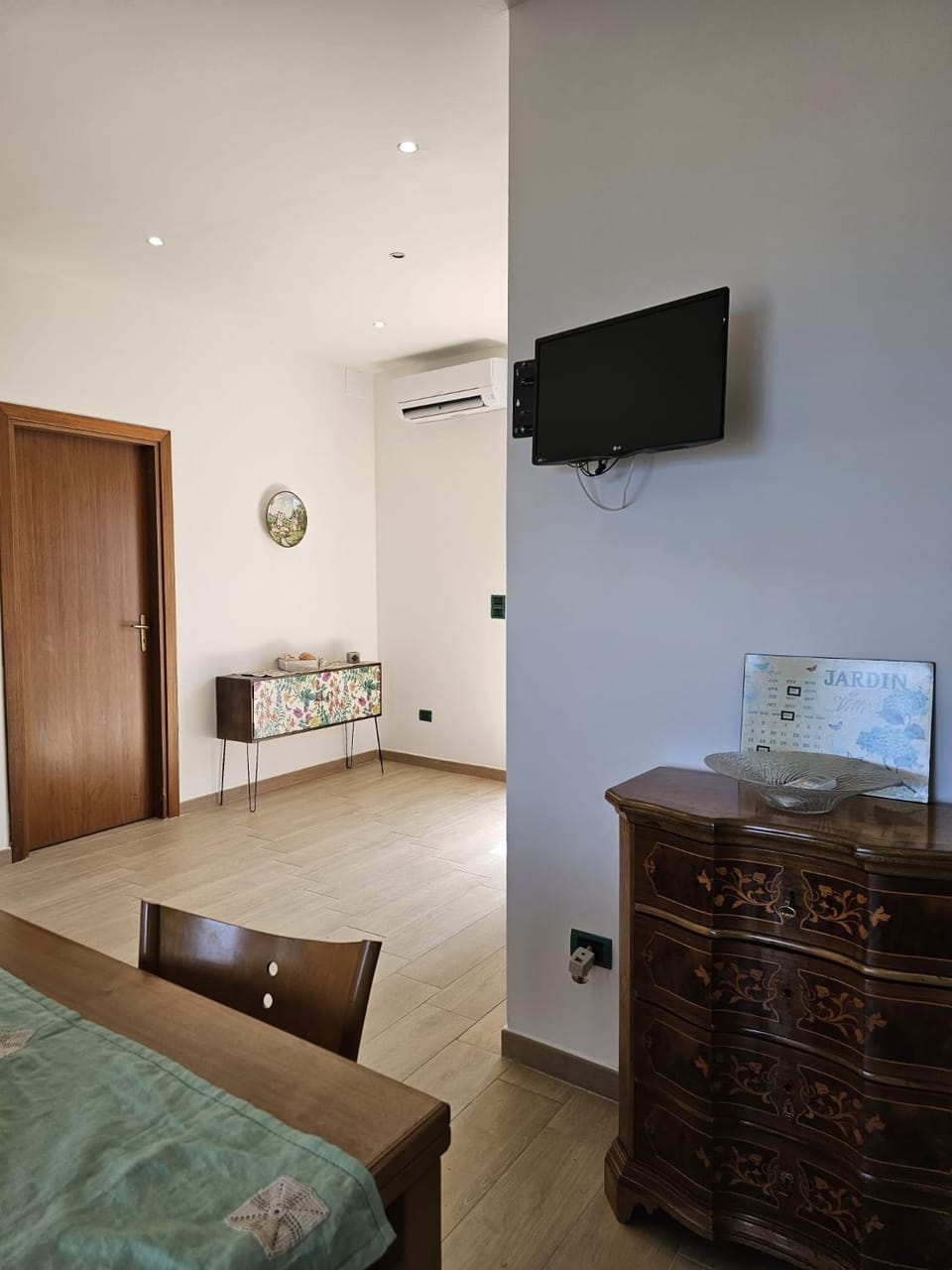 Living room, Seating area, air conditioner