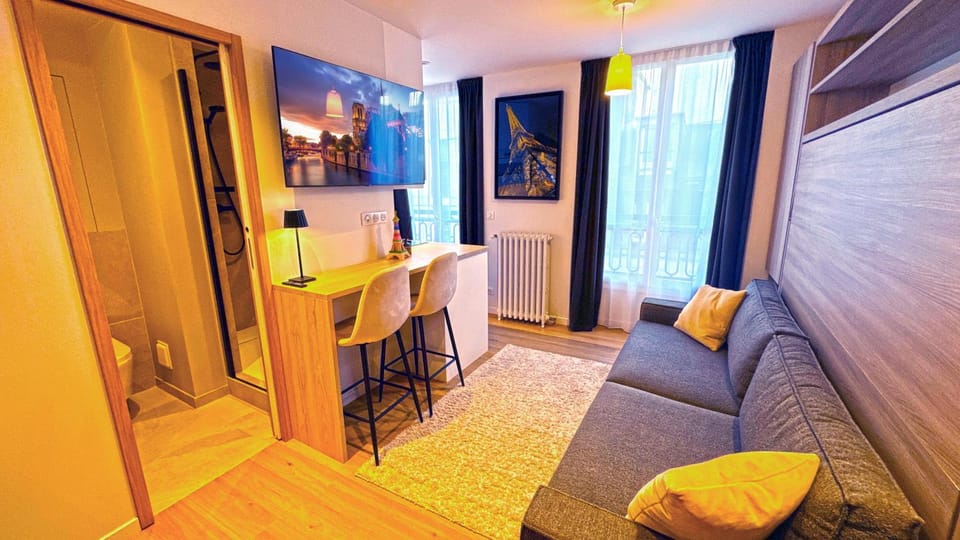 Bed, TV and multimedia, View (from property/room), View (from property/room), Living room, Photo of the whole room, Seating area, Dining area, Bedroom, City view, Street view, Street view, Quiet street view