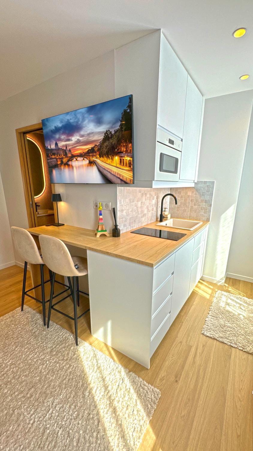 TV and multimedia, Kitchen or kitchenette, Dining area, microwave, minibar