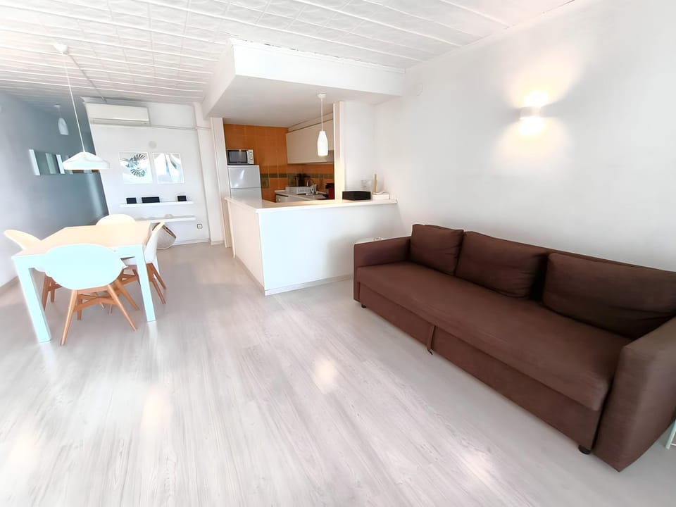 Kitchen or kitchenette, Living room, Seating area, Dining area
