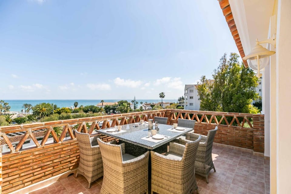 108-Villa, 2 Minutes Walk to the beach, Heated pool Villa in Costa del Sol