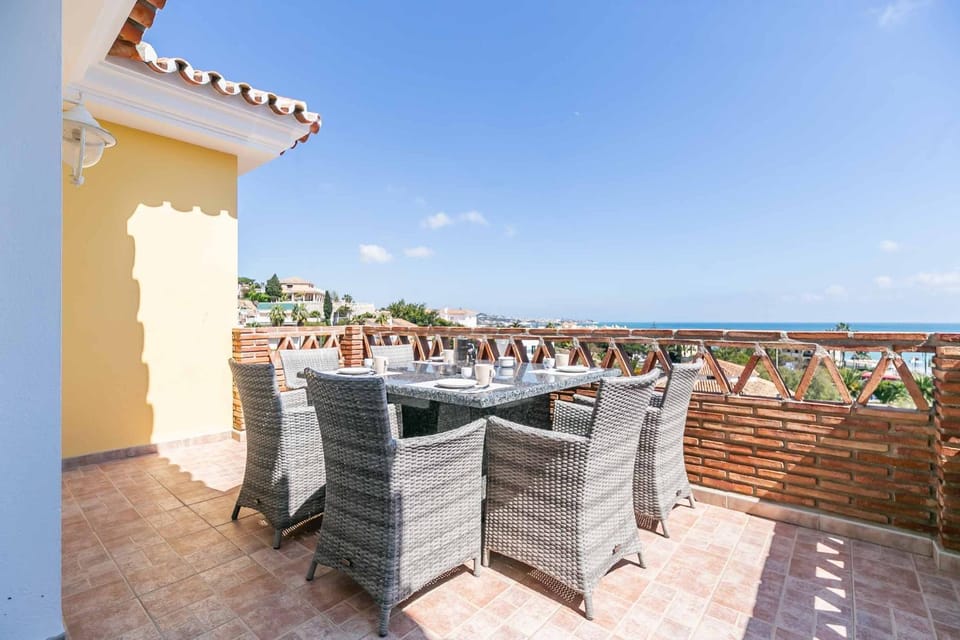 108-Villa, 2 Minutes Walk to the beach, Heated pool Villa in Costa del Sol