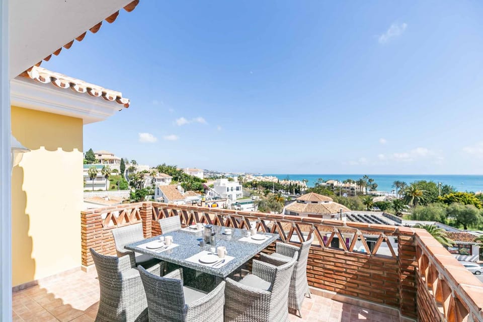 108-Villa, 2 Minutes Walk to the beach, Heated pool Villa in Costa del Sol