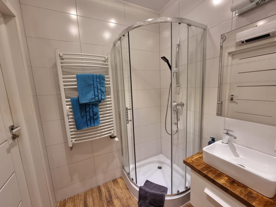 Shower, Bathroom, towels