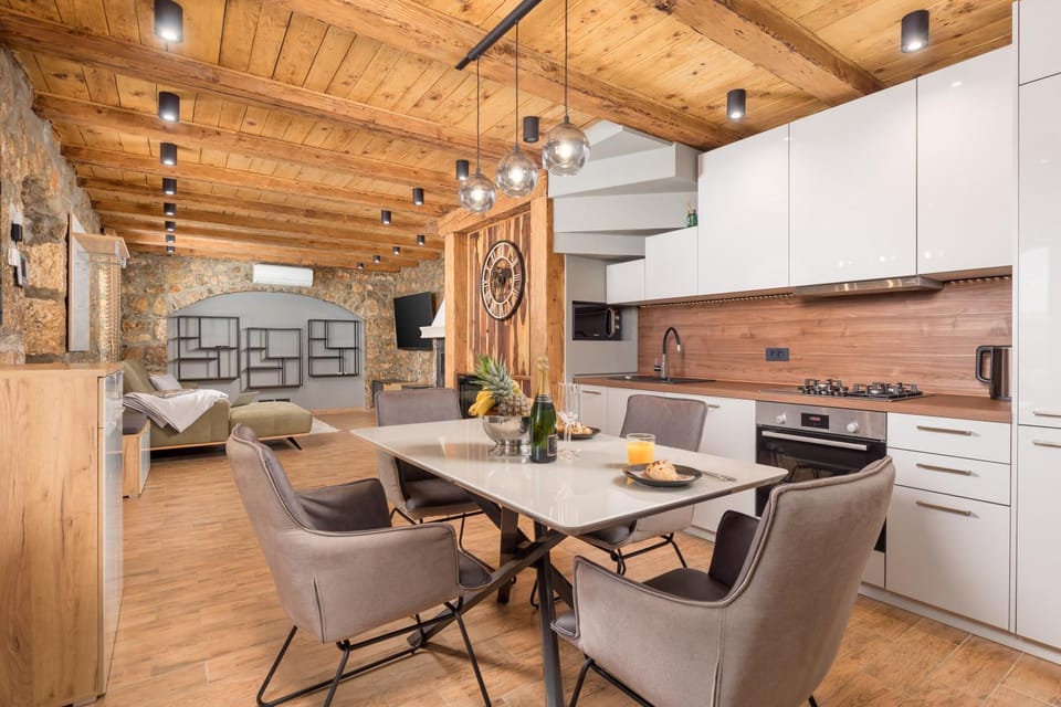 Kitchen or kitchenette, Living room, Seating area, Dining area, oven, pet friendly, stove