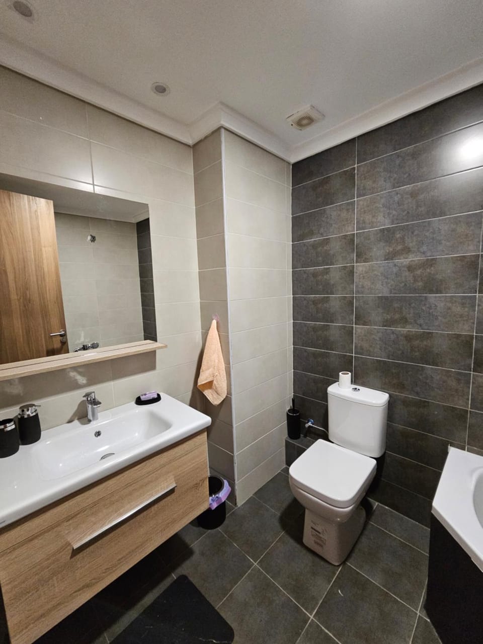 Shower, Toilet, Bathroom, bidet, towels