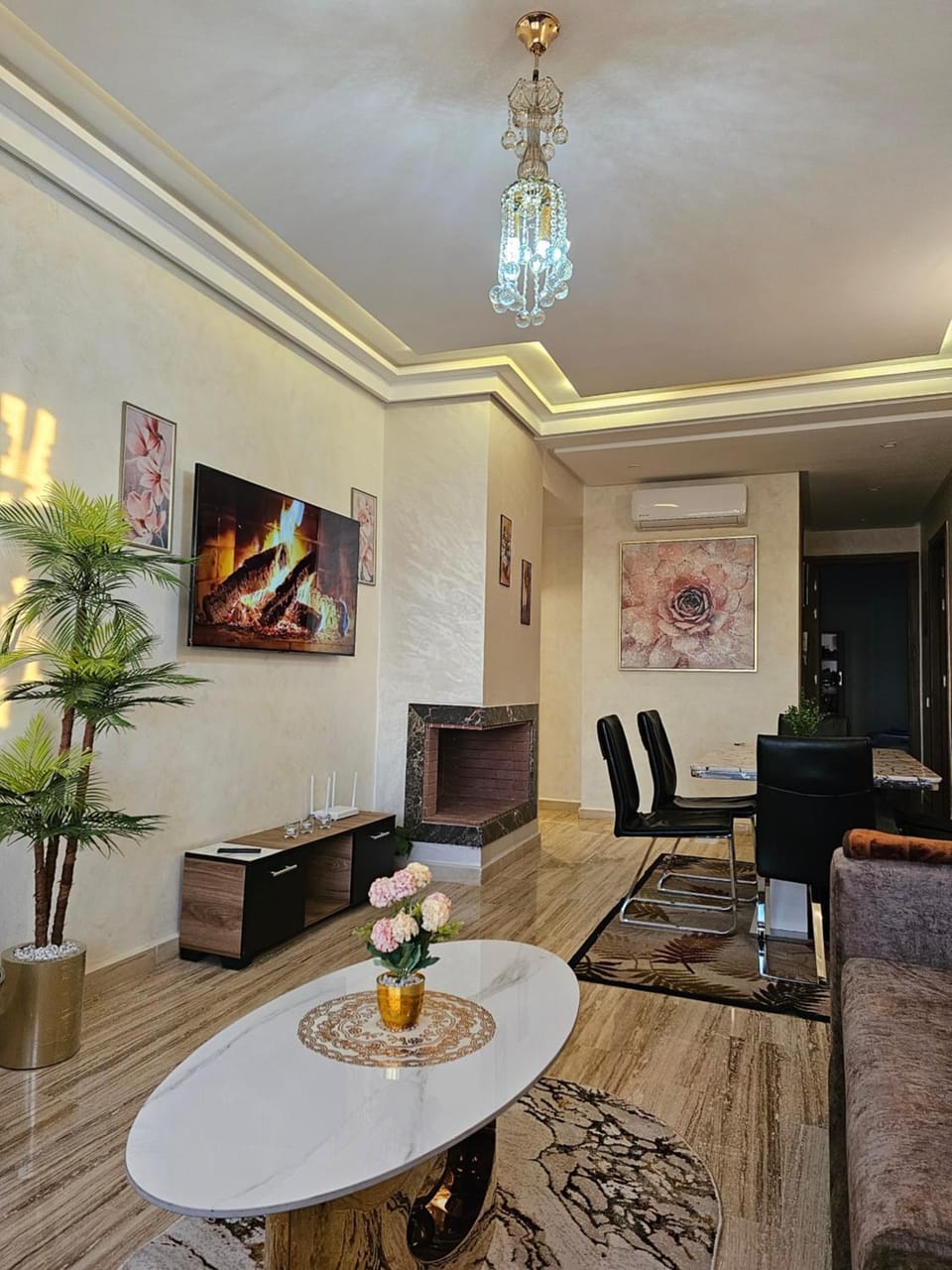 TV and multimedia, Living room, Seating area, Dining area