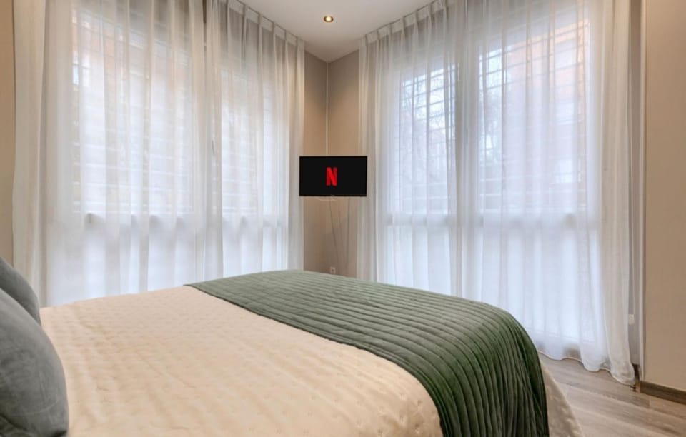 Bed, TV and multimedia, Bedroom