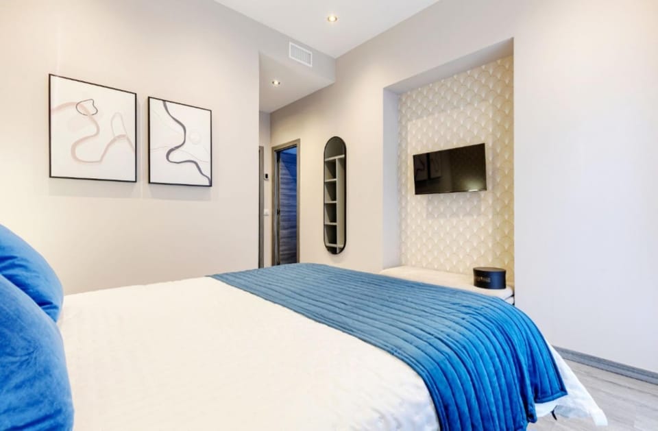 Bed, TV and multimedia, Bedroom