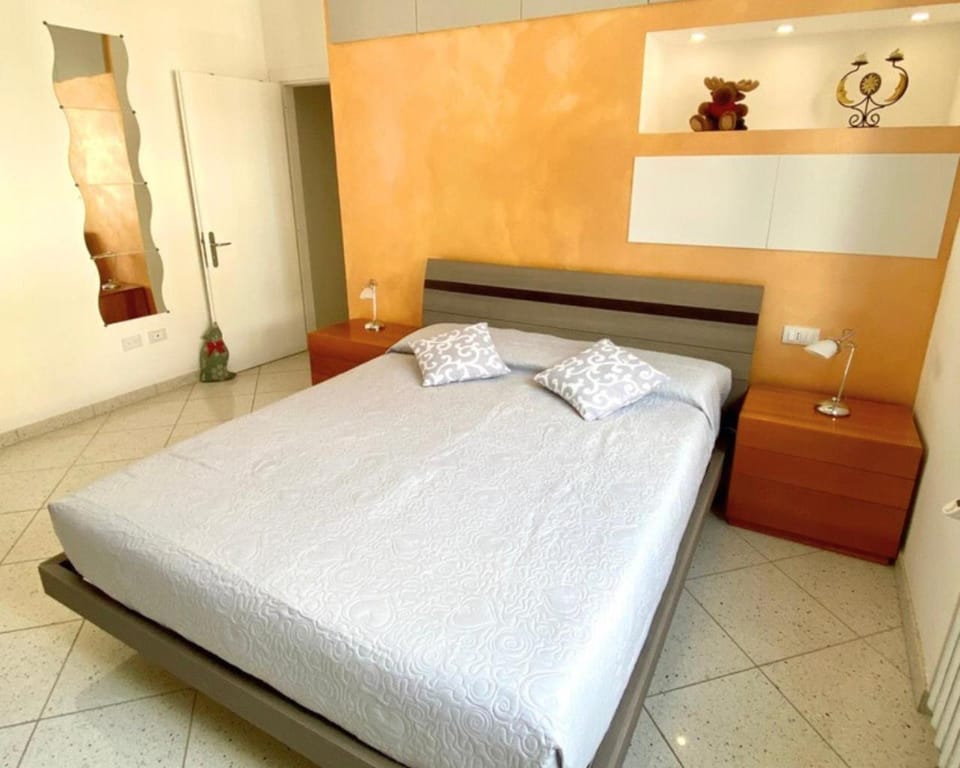 Bed, Photo of the whole room, Decorative detail, Bedroom