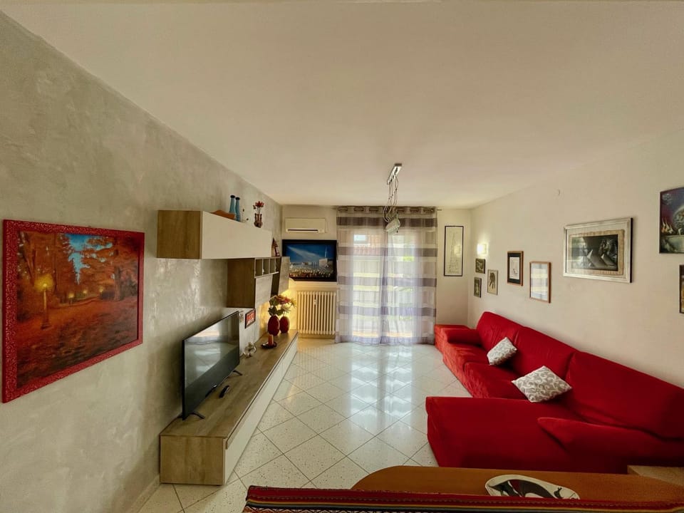 TV and multimedia, Living room, Seating area, Evening entertainment