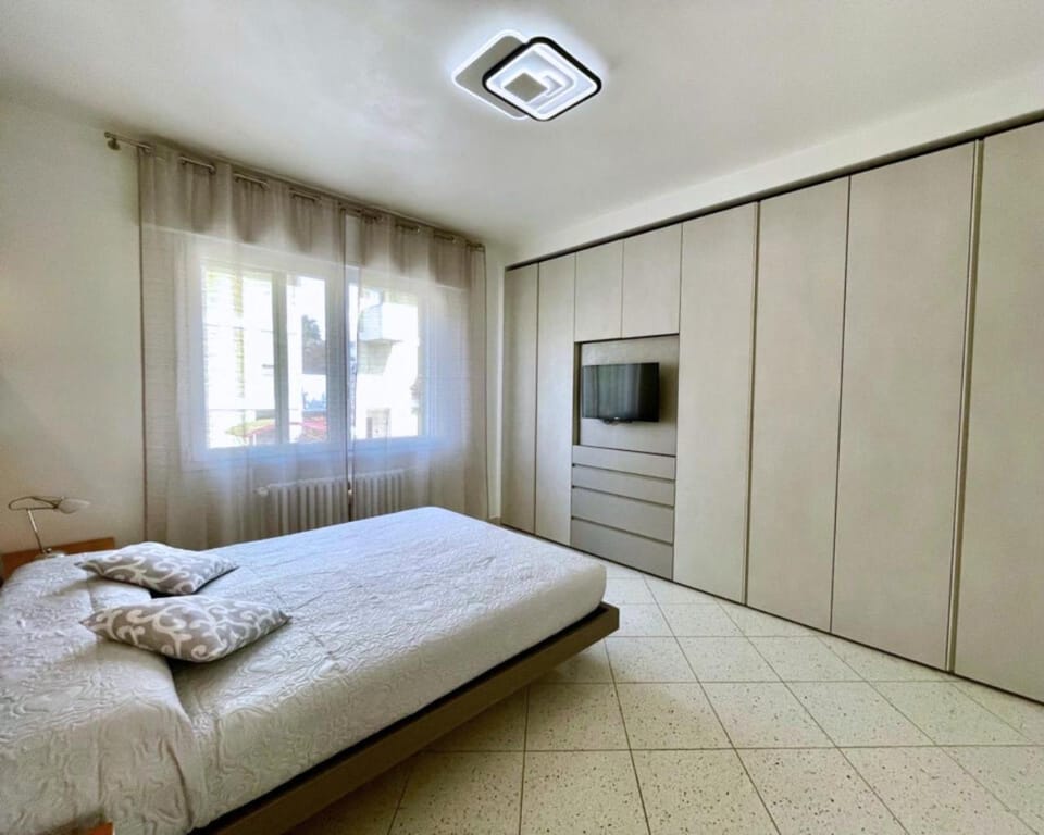 Bed, TV and multimedia, Photo of the whole room, Bedroom, wardrobe