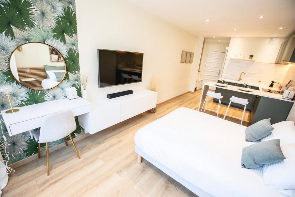 Studio Menton vue mer proche plage et gare Apartment in Menton