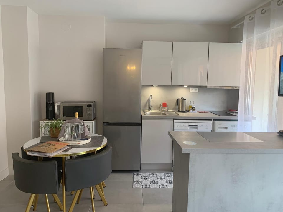 Coffee/tea facilities, Dining area, dishwasher, oven, washing machine, kitchen