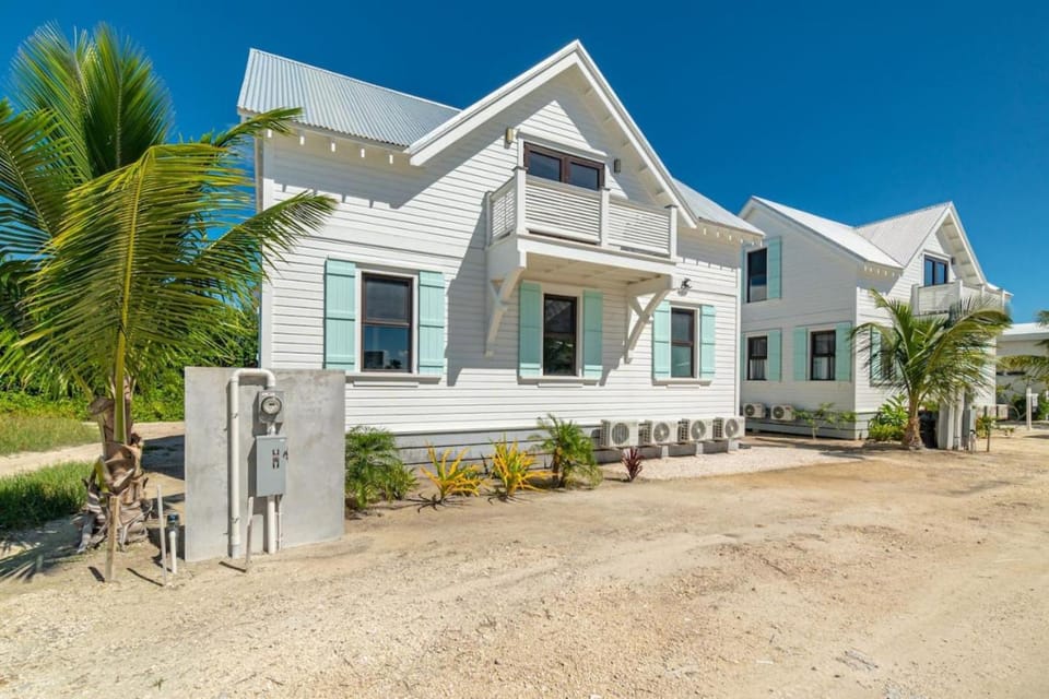 Paradise Cove and Mistico Beach Club plus Boat Shuttle Villa in San Pedro